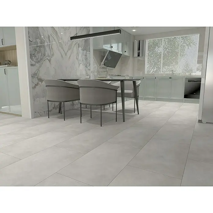 Vinylbodenmuster Rigid Fliese Concrete Light - 297 x 180 x 4 mm, Fliesenoptik - Elegantes Esszimmer mit Esstisch und Stühlen in einem hellen, modernen Design. Der Raum zeichnet sich durch eine minimalistische Ästhetik aus.
