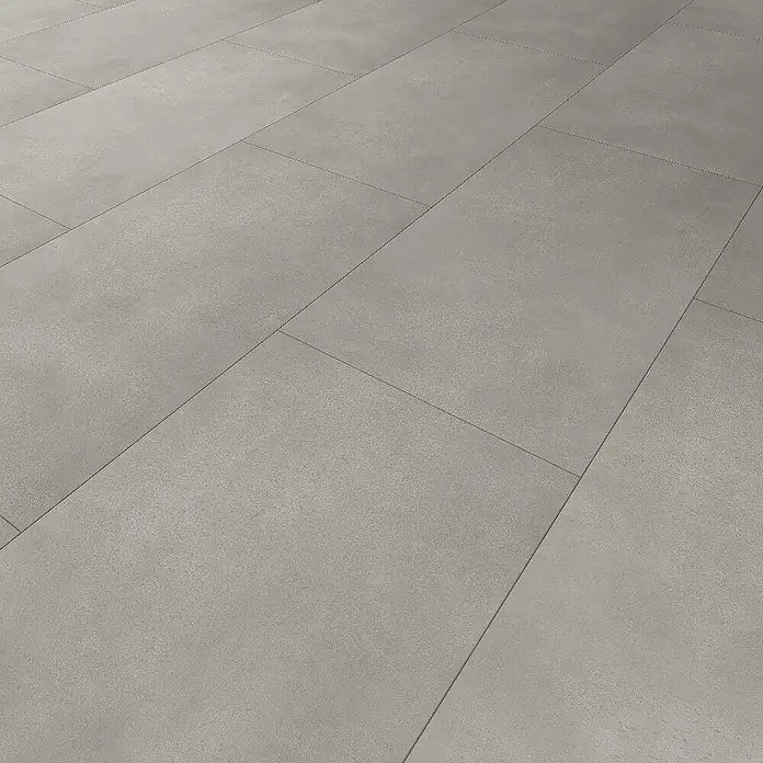 Vinylbodenmuster Rigid Fliese Concrete Light - 297 x 180 x 4 mm, Fliesenoptik - Nahaufnahme von grauen Bodenfliesen, die ein sauberes und modernes Design für Innenräume zeigen.\n