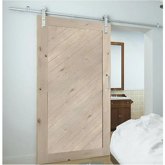Puerta corredera de madera Darby - An x Al: 75 x 210 cm - Elegante puerta corredera de madera clara con patrones diagonales, ideal para interiores modernos. Crea una transición elegante entre espacios.