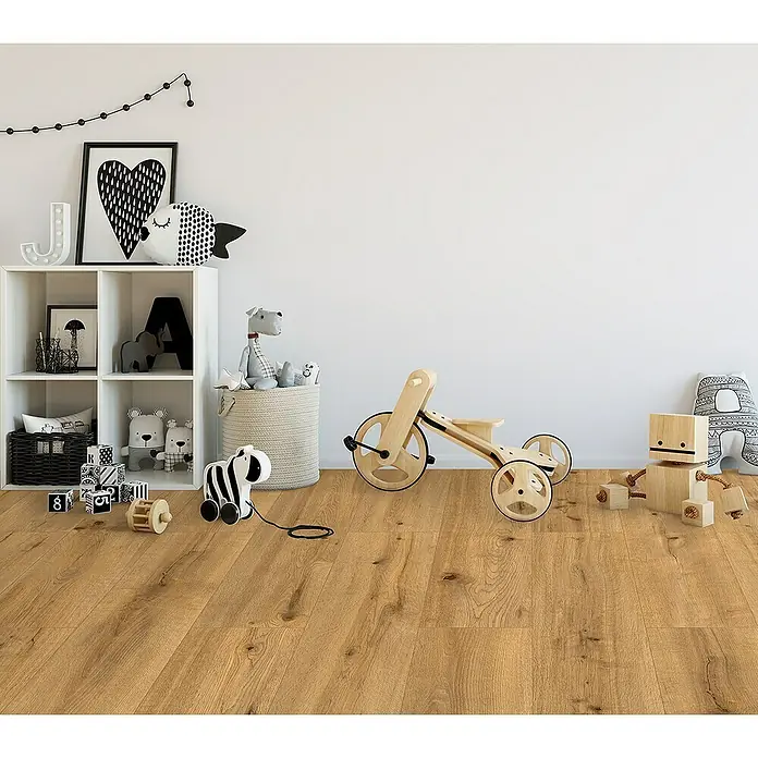 Classen Designboden Pro Nature - Bello, Landhausdiele, 1.290 x 246 x 4 mm - Kinderzimmer mit einem hellbraunen Laminatboden, der eine warme und einladende Atmosphäre schafft.\n
