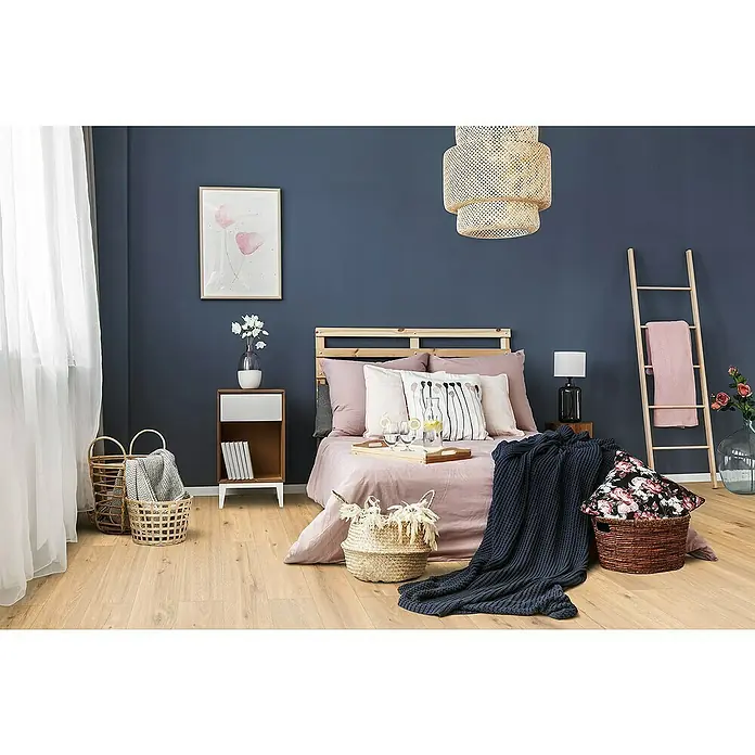 Classen Designbodenmuster Pro Nature Miranda246 x 200 x 4 mm, Landhausdiele - Schlafzimmer mit einem Korblampenschirm, einem Holzbett und Körben. Der Raum strahlt Gemütlichkeit und natürlichen Charme aus.