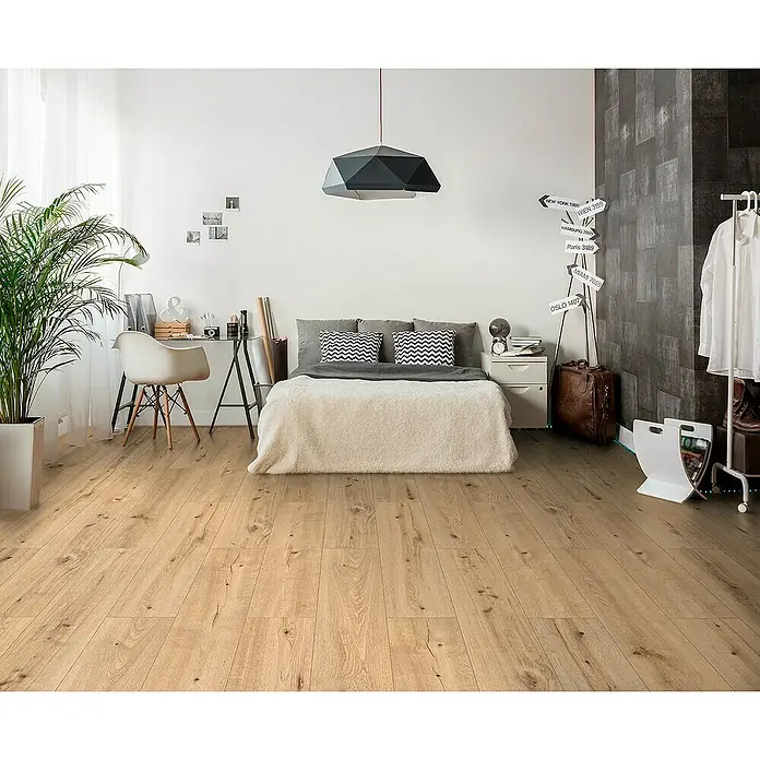 Classen Designboden Pro Nature - Barranquilla, Landhausdiele, 1.290 x 246 x 4 mm - Helles Laminatboden präsentiert in einem modernen Schlafzimmer, das eine warme und einladende Atmosphäre schafft.