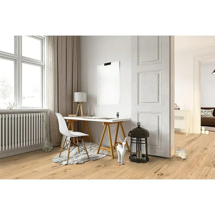 Classen Designboden Pro Nature - Barranquilla, Landhausdiele, 1.290 x 246 x 4 mm - Elegante Raumansicht mit Schreibtisch, Stuhl, Deko-Elementen und einem großen Fenster, das viel Tageslicht hereinlässt. Helle, freundliche Atmosphäre.