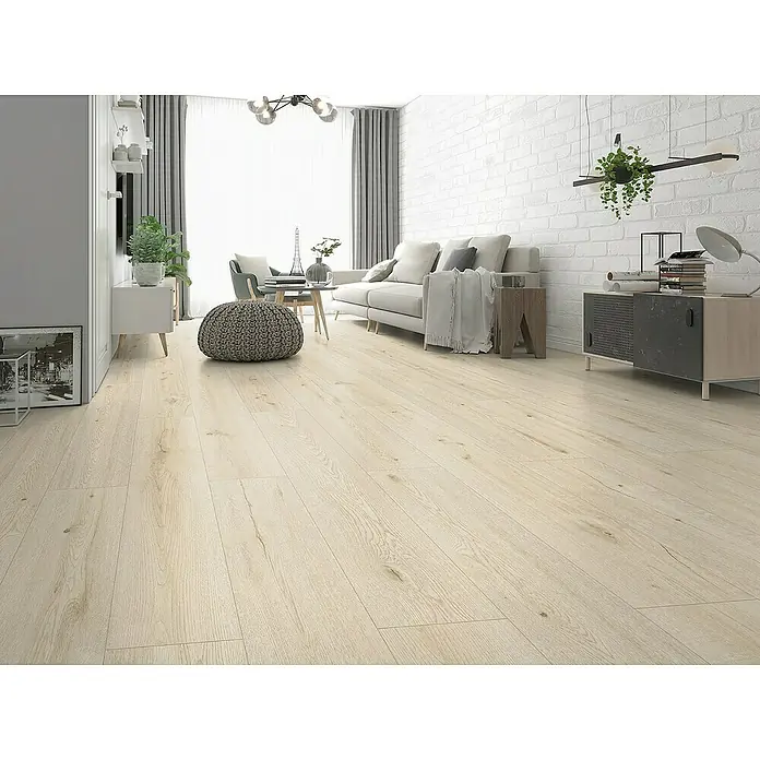 Classen Designboden Pro Nature - Neiva, Landhausdiele, 1.290 x 246 x 4 mm - Elegantes Wohnzimmer mit hellem Holzboden, das eine warme und einladende Atmosphäre schafft.