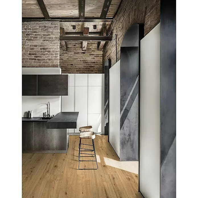 Classen Designboden Pro Nature - Soledad, Landhausdiele, 1.290 x 246 x 4 mm - Zwei moderne Barhocker mit gepolsterten Sitzen und schwarzen Metallgestellen an einer Kücheninsel.