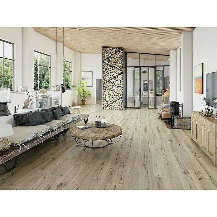 Classen Designboden Pro Nature - Taraza, Landhausdiele, 1.290 x 246 x 4 mm - Helles Wohnzimmer mit Holzboden, rustikalem Sofa und Couchtisch. Der Holzboden verleiht dem Raum eine warme und einladende Atmosphäre.