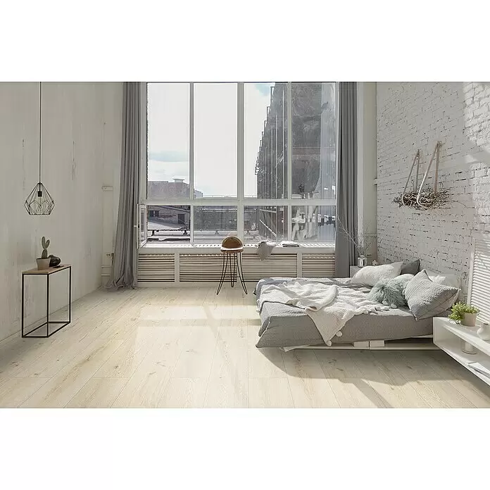 Classen Designboden Pro Nature - Neiva, Landhausdiele, 1.290 x 246 x 4 mm - Helles Holzparkett mit natürlicher Maserung in einem geräumigen, sonnendurchfluteten Zimmer.