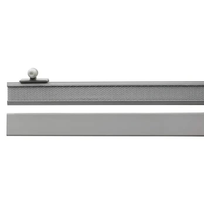 Expo Ambiente Paneelwagen Add - Aluminium, Silber, 60 cm - Nahaufnahme einer stilvollen, grauen Jalousie mit Stoffstruktur und einem dezenten Bedienelement für eine moderne Fensterdekoration.