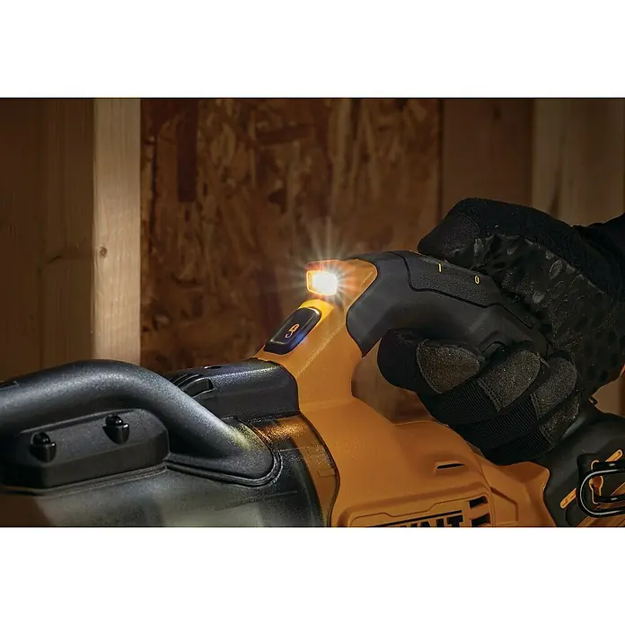 DeWalt XR 18V Akku-Handstaubsauger DCV501LN-XJ - 18 V, Ohne Akku, 0,75 l - Ein DeWalt-Werkzeug mit eingeschaltetem Licht wird von einer behandschuhten Hand gehalten.