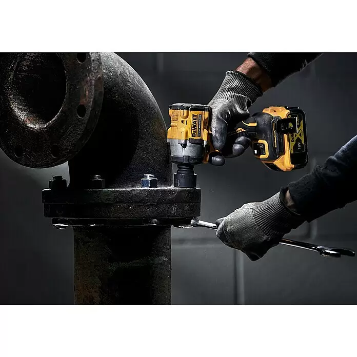 DeWalt XR 18V Akku-Schlagschrauber DCF921N-XJ - 18 V, Ohne Akku, 610 Nm - Anwendungsbeispiel