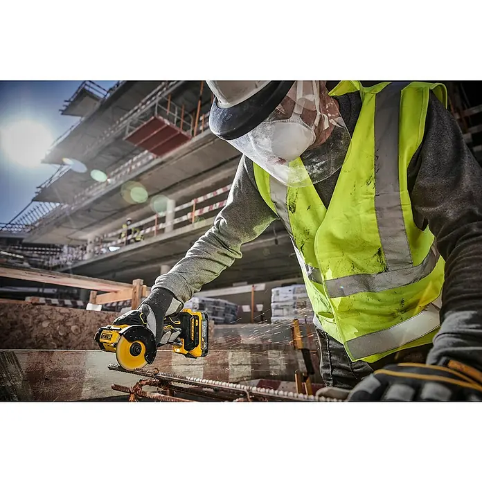 DeWalt XR 18V Akku-Winkelschleifer DCS438N-XJ - 18 V, Ohne Akku - Ein Bauarbeiter benutzt einen DeWalt Winkelschleifer, um Metall zu schneiden. Schutzkleidung wird getragen, während Funken fliegen.