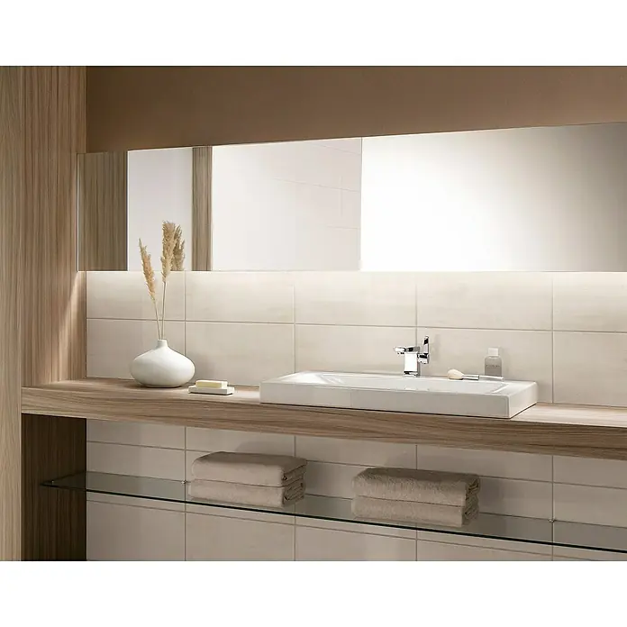 Wandfliese Leyre Arena Beige - 30 x 60 cm, Beige, Glänzend - Stilvolles Badezimmer mit rechteckigem Aufsatzwaschbecken, das modernes Design und Funktionalität vereint. Perfekt für ein elegantes Ambiente.