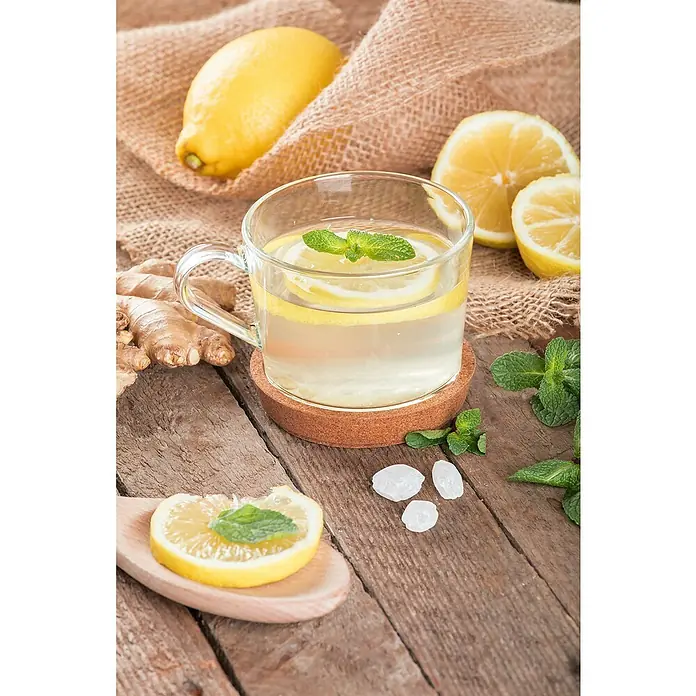 Zitronenbaum - Citrus limon, Topfgröße: 24 cm - Erfrischendes Zitronen-Ingwer-Getränk mit Minze in einer klaren Tasse, umgeben von frischen Zutaten wie Zitrone, Ingwer und Kandiszucker.