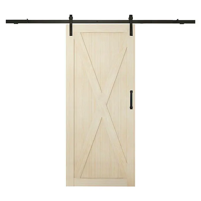 Puerta corredera de madera Cassidy - An x Al: 75 x 210 cm - Una puerta de madera clara estilo granero con herrajes y manija de metal negro. La puerta presenta un patrón en X y se desliza sobre un riel.