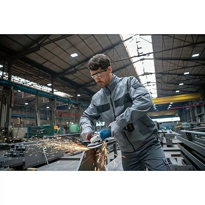 Bosch Professional AMPShare 18V Akku-Winkelschleifer GWS 18V-15 P - 18 V, Ohne Akku, Durchmesser Scheibe: 125 mm - Mann benutzt blauen und schwarzen Akku-Winkelschleifer zum Trennen von Metall, erzeugt helle Funken in einer Industriehalle.