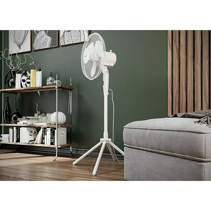 Voltomat Standventilator - Weiß, 40 cm, 125 cm - Ein weißer Standventilator steht in einem stilvollen Raum, der für eine angenehme Kühlung sorgt. Das moderne Design fügt sich nahtlos in die Einrichtung ein.
