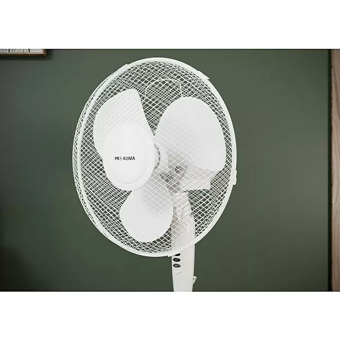 Voltomat Standventilator - Weiß, 40 cm, 125 cm - Weißer Standventilator mit drei Flügeln und Schutzgitter. Marke PR KLIMA auf der Mittelkappe.