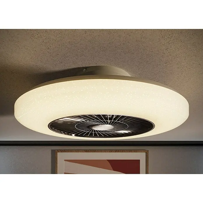 Voltomat Deckenventilator mit LED-Beleuchtung - Silber, Weiß, 60 cm, 40 W, Warmweiß - Nahaufnahme eines modernen Deckenventilators mit integrierter LED-Beleuchtung, der ein helles, indirektes Licht in den Raum wirft.