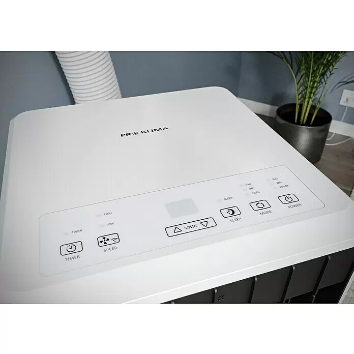 Voltomat Aire acondicionado portátil WiFi Khione - 2.600 W, Tamaño de la estancia: 26 m², Negro - Aire acondicionado portátil blanco con panel de control y manguera de escape, en una habitación.