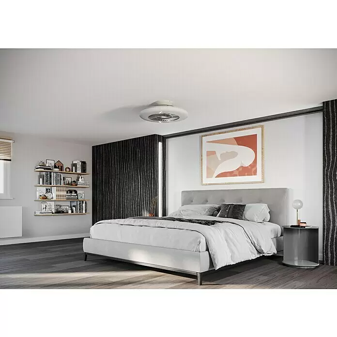 Voltomat Deckenventilator mit LED-Beleuchtung - Silber, Weiß, 60 cm, 40 W, Warmweiß - Moderner weißer Deckenventilator mit sichtbaren Flügeln, an der Decke eines stilvollen Schlafzimmers montiert.