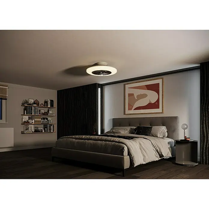 Voltomat Deckenventilator mit LED-Beleuchtung - Silber, Weiß, 60 cm, 40 W, Warmweiß - Ein modernes Schlafzimmer mit einem stilvollen Bett und einem runden Deckenventilator mit integrierter Beleuchtung.