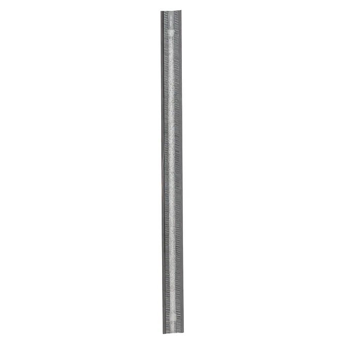 Bosch Cuchilla para cepilladora Wood Razor - 2 ud. - Primer plano de lámina de aluminio corrugado con una raya de pintura blanca en el centro, creando una estética industrial.