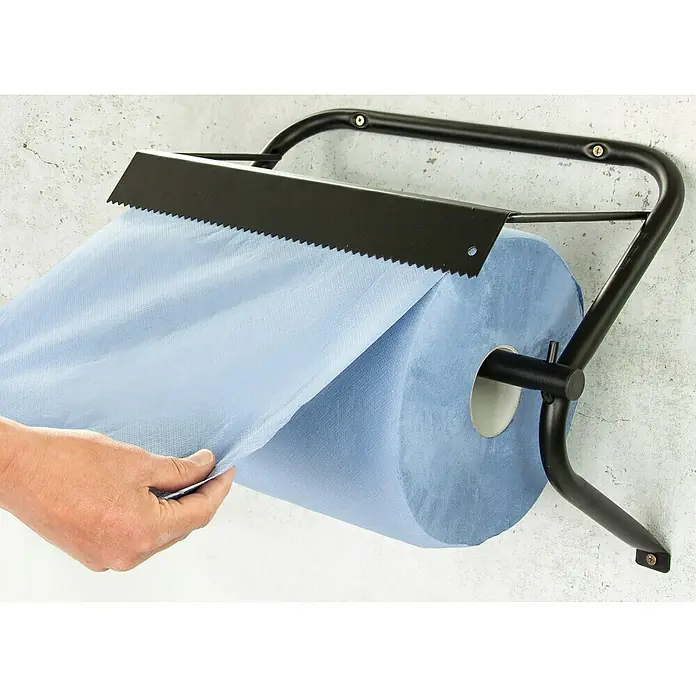 Papierrollenhalter36,5 x 51 x 21,5 cm, Passend für: Putztuchrollen bis 40 cm Breite und max. 38 cm Durchmesser - Ein schwarzer Wandrollenhalter mit einer blauen Papierrolle, von der ein Blatt abgerissen wird. Praktisch für Werkstatt, Küche oder Garage.