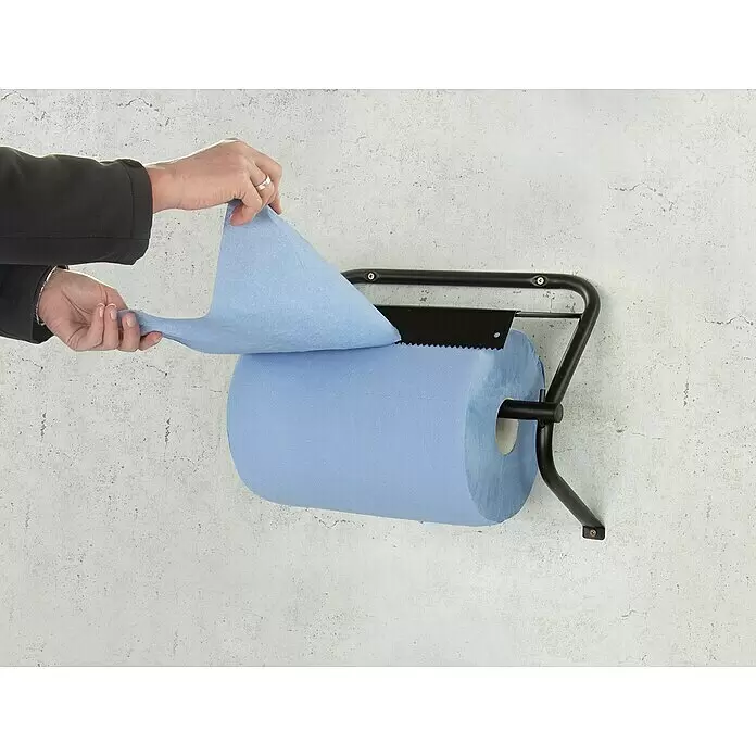 Papierrollenhalter - 36,5 x 51 x 21,5 cm, Passend für: Putztuchrollen bis 40 cm Breite und max. 38 cm Durchmesser - Hände ziehen blaues Papierhandtuch aus schwarzem Wandspender.