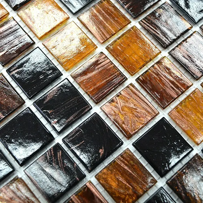 Mosaikfliese Goldstar GM GS 505254 - 32,7 x 30,5 cm, Braun, Glänzend - Nahaufnahme von Mosaikfliesen in Schwarz-, Gold- und Brauntönen. Ideal für eine stilvolle Wand- oder Bodengestaltung.