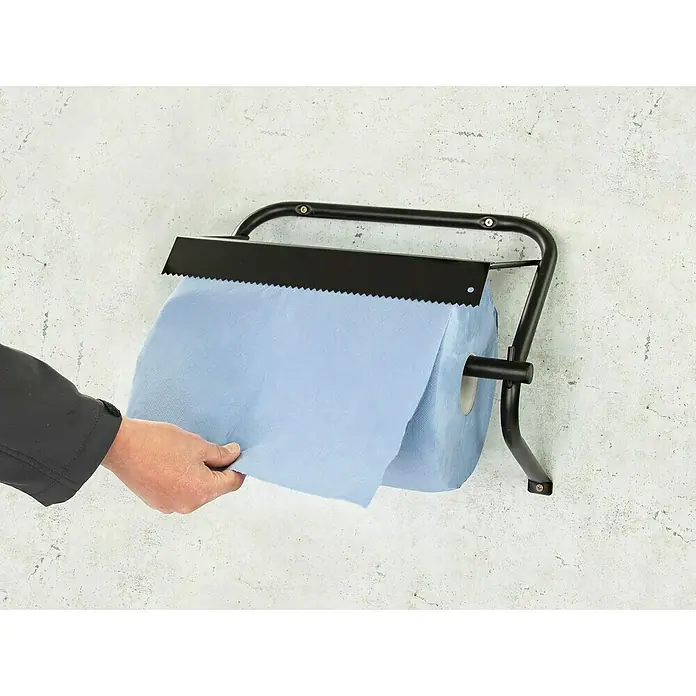 Papierrollenhalter - 36,5 x 51 x 21,5 cm, Passend für: Putztuchrollen bis 40 cm Breite und max. 38 cm Durchmesser - Ein blauer Papierhandtuchspender mit einer Person, die ein Blatt abreißt, vor einer strukturierten Wand für Werkstatt oder Küche.