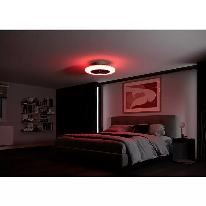 Voltomat Deckenventilator mit LED-Beleuchtung - Silber, Weiß, 60 cm, 40 W, Warmweiß - Runder Deckenventilator mit rotem LED-Ring beleuchtet ein modernes Schlafzimmer bei Nacht.