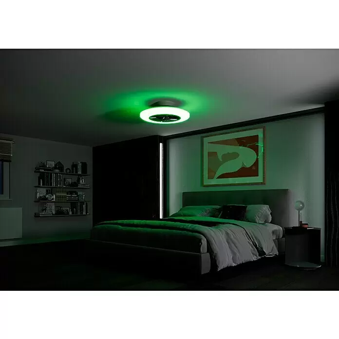 Voltomat Deckenventilator mit LED-Beleuchtung - Silber, Weiß, 60 cm, 40 W, Warmweiß - Moderner Deckenventilator mit integriertem grünen LED-Licht beleuchtet ein dunkles Schlafzimmer, bietet Luftzirkulation und Ambiente.