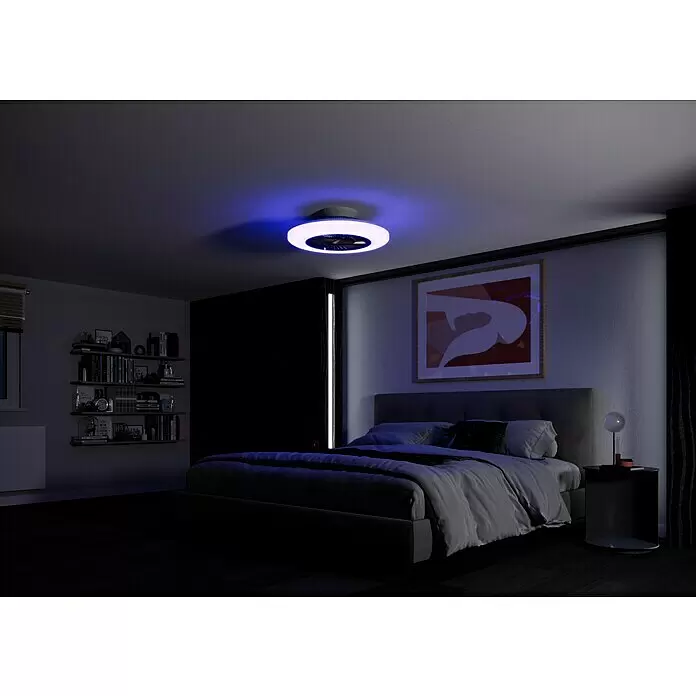 Voltomat Deckenventilator mit LED-Beleuchtung - Silber, Weiß, 60 cm, 40 W, Warmweiß - Moderne runde Deckenleuchte mit integriertem Ventilator, weiß leuchtend und blaues Umgebungslicht in einem Schlafzimmer werfend.
