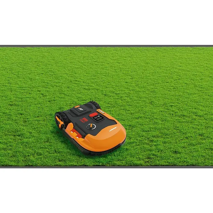 Worx PowerShare 20V Robot cortacésped Landroid M500 - 500 m², Ancho de corte: 18 cm, Navegación por inducción, Cable de antena - Un robot cortacésped "Landroid" naranja y negro sentado sobre exuberante hierba verde para el cuidado del césped sin esfuerzo.
