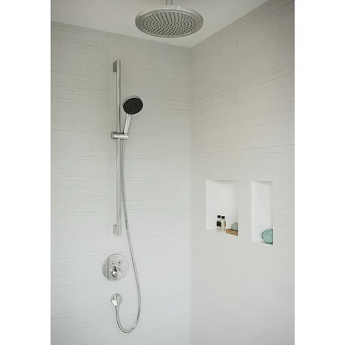 Hansgrohe Pulsify Select S Brausegarnitur 105 - Lochabstand: 91,5 cm, Art Strahl: PowderRain, IntenseRain, Massagestrahl, Chrom, Wassersparfunktion - Eine moderne Dusche mit einem stilvollen Regenduschkopf und einer Handbrause. Das Design zeichnet sich durch Chromarmaturen und eingelassene Ablageflächen aus.