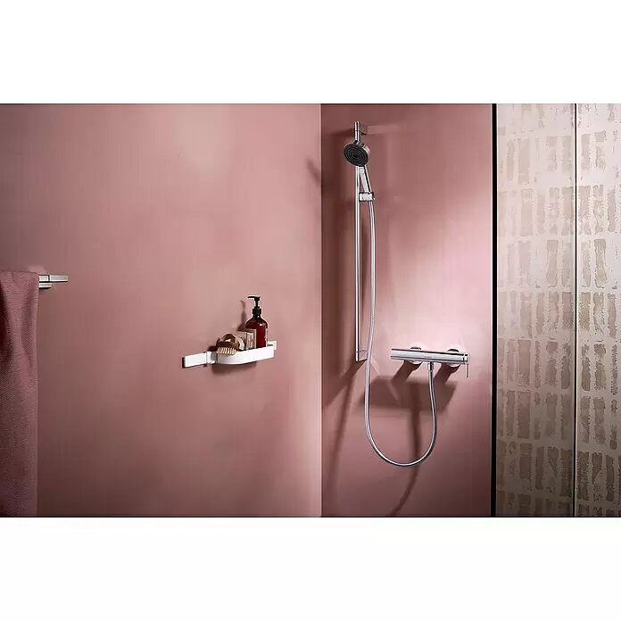Hansgrohe Pulsify Select S Brausegarnitur 105 - Lochabstand: 91,5 cm, Art Strahl: PowderRain, IntenseRain, Massagestrahl, Chrom - Modernes Badezimmer mit Chrom-Duschsystem, Handbrause, Thermostat, weißer Duschablage und Handtuchhalter an altrosafarbenen Wand.