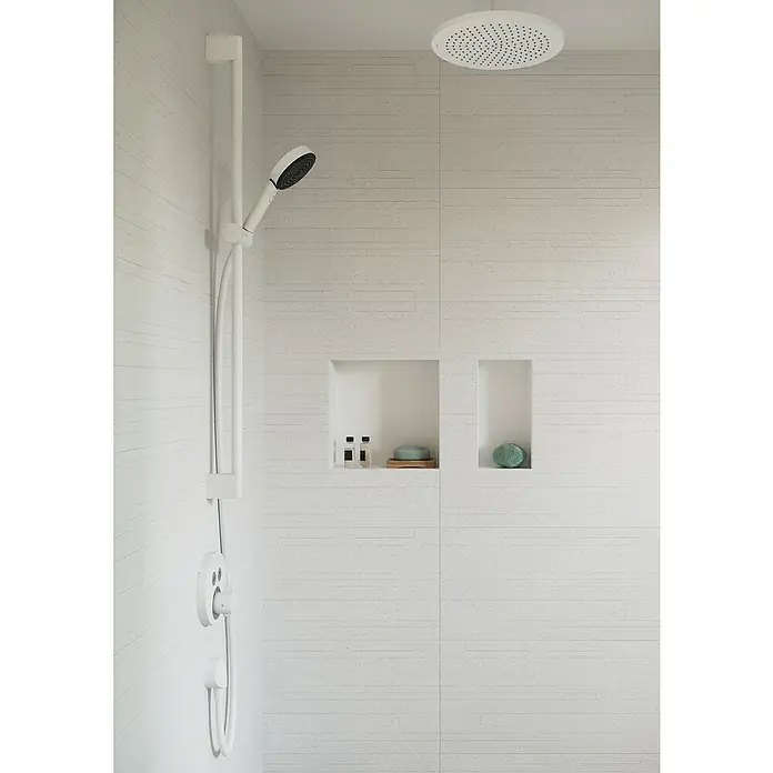 Hansgrohe Pulsify Select S Brausegarnitur 105 - Lochabstand: 91,5 cm, Art Strahl: PowderRain, IntenseRain, Massagestrahl, Weiß, Wassersparfunktion - Eine moderne Dusche mit weißem Design, inklusive Duschkopf und Handbrause, eingelassenen Regalen und minimalistischer Ästhetik.