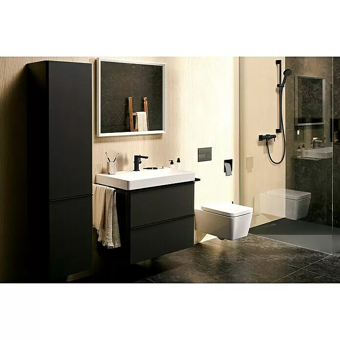 Hansgrohe Pulsify Select S Brausegarnitur 105 - Lochabstand: 91,5 cm, Art Strahl: PowderRain, IntenseRain, Massagestrahl, Schwarz - Modernes Bad mit schwarzen Möbeln, weißem Waschbecken und WC, sowie schwarzer Duschanlage.