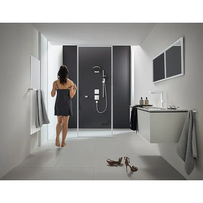 Hansgrohe Pulsify Select S Brausegarnitur 105 - Lochabstand: 91,5 cm, Art Strahl: PowderRain, IntenseRain, Massagestrahl, Weiß - Ein modernes Badezimmer mit einer ebenerdigen Dusche, Waschtisch und Handtuchwärmer bietet Komfort und Stil. Die hochwertige Ausstattung sorgt für Entspannung.