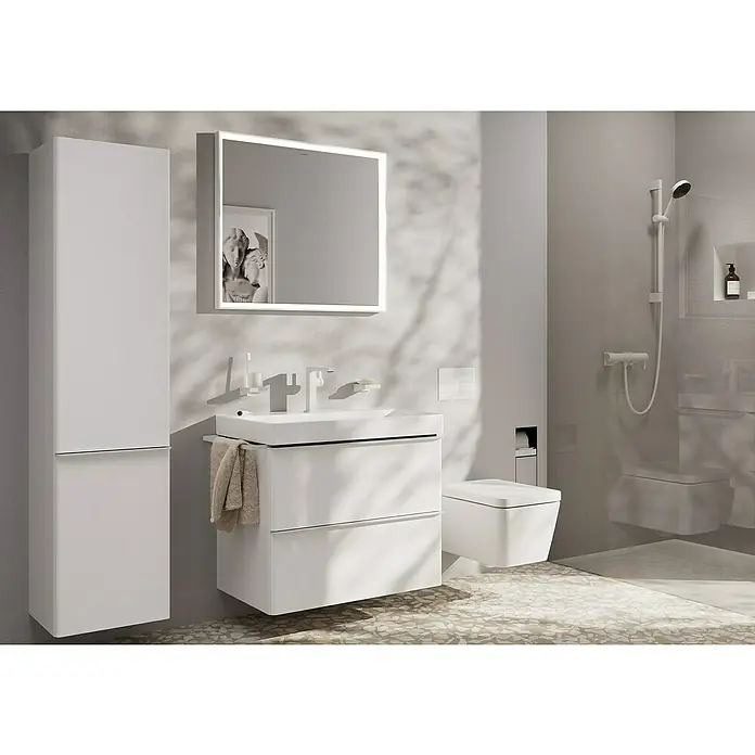 Hansgrohe Pulsify Select S Brausegarnitur 105 - Lochabstand: 62,5 cm, Art Strahl: PowderRain, IntenseRain, Massagestrahl, Weiß - Modernes Badezimmer-Interieur mit weißem Waschtischunterschrank, Spiegelschrank und Hochschrank. Elegantes Design für ein stilvolles Ambiente.