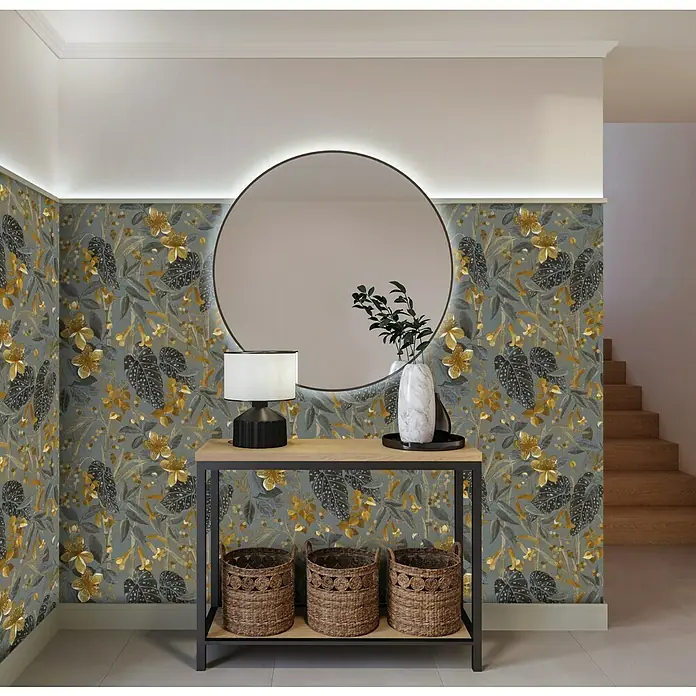 Rasch Curiosity Vliestapete Blume - Bronze, Floral, 10,1 x 0,53 m - Stilvoller Flur mit floral gemusterter Tapete, Spiegel und dekorativer Konsole mit Körben. Elegantes Design für ein einladendes Ambiente.