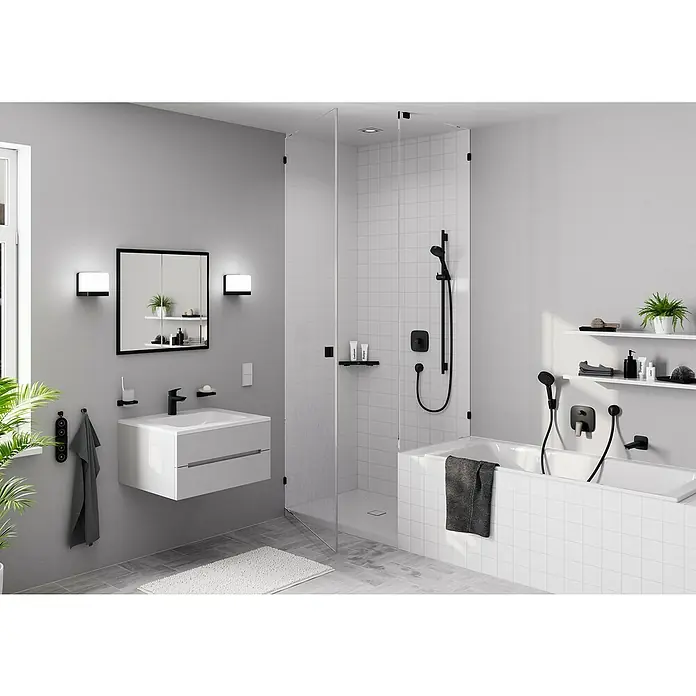 Hansgrohe Vernis Blend Brausegarnitur 100 Vario - Lochabstand: 62,5 cm, Art Strahl: Rain, IntenseRain, Schwarz - Moderne Badezimmeransicht mit stilvoller Duschkabine, Waschtisch und Badewanne in minimalistischem Design und grauen Farbtönen.