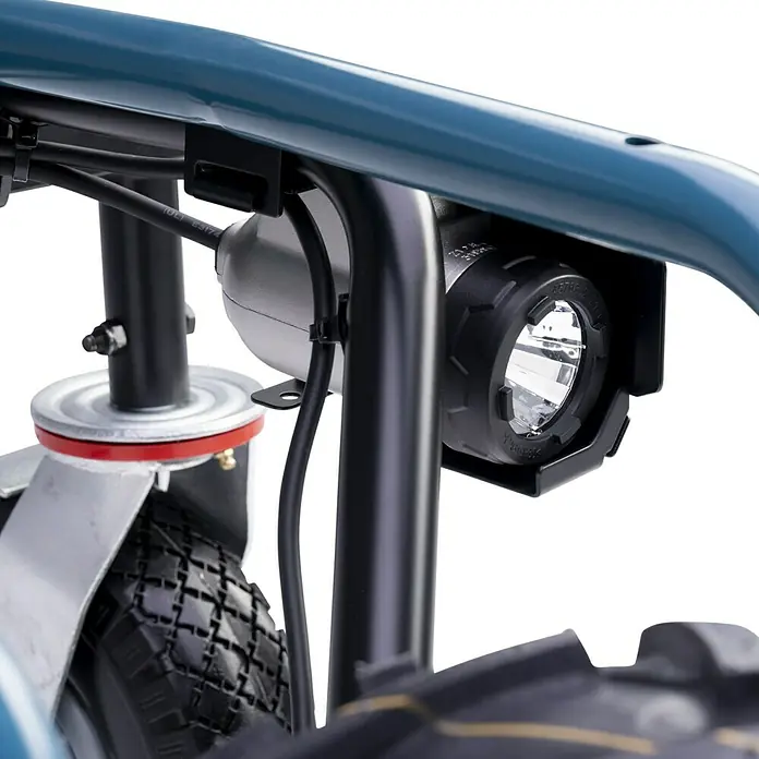 Makita LXT 18V Akku-Schubkarre DCU180Z - 18 V, Ohne Akku, Tragkraft: 130 kg - Detailaufnahme des Scheinwerfers eines Fahrrads, der an einem blauen Rahmen befestigt ist und hell leuchtet.