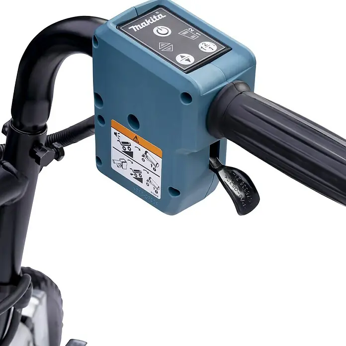 Makita LXT 18V Akku-Schubkarre DCU180Z - 18 V, Ohne Akku, Tragkraft: 130 kg - Detailansicht der Makita-Steuerungseinheit mit Bedienelementen und Sicherheitsaufkleber, die an einem schwarzen Rohr befestigt ist.