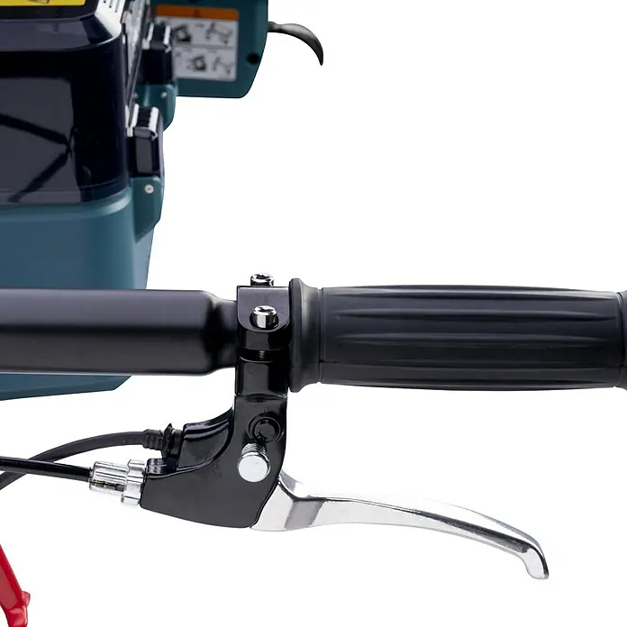 Makita LXT 18V Akku-Schubkarre DCU180Z - 18 V, Ohne Akku, Tragkraft: 130 kg - Detailaufnahme eines Motorhacken-Lenkers mit schwarzem Griff und silbernem Bremshebel vor dunklem Hintergrund.