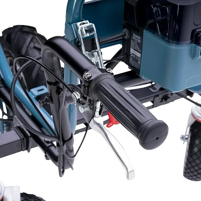Makita LXT 18V Akku-Schubkarre DCU180Z - 18 V, Ohne Akku, Tragkraft: 130 kg - Detailaufnahme eines Makita DCU180 Schubkarren-Lenkers mit schwarzem Griff, silbernem Hebel und rotem Knopf.