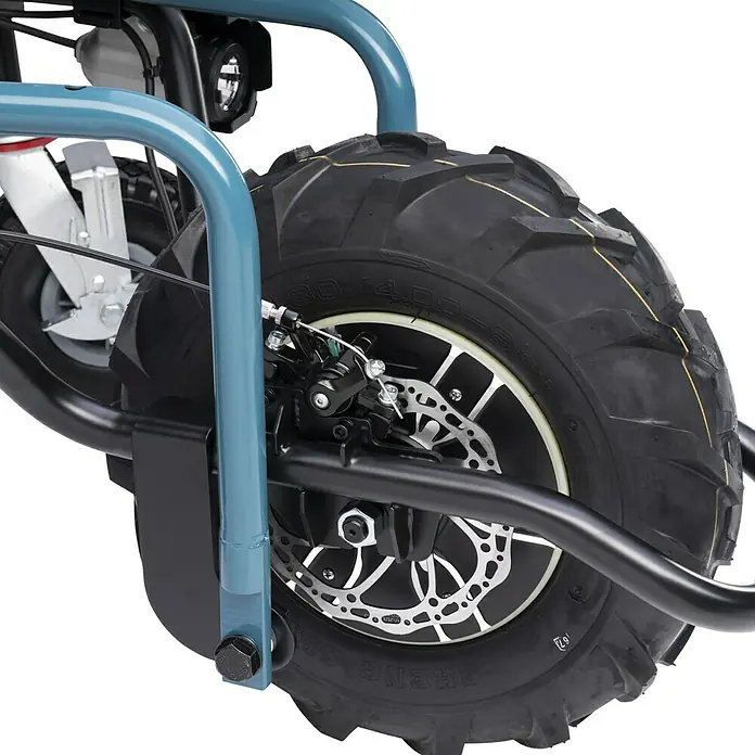 Makita LXT 18V Akku-Schubkarre DCU180Z - 18 V, Ohne Akku, Tragkraft: 130 kg - Detailansicht des Hinterrads eines Elektro-Minibikes mit Scheibenbremse und grobstolligem Reifen für Offroad-Fahrten.