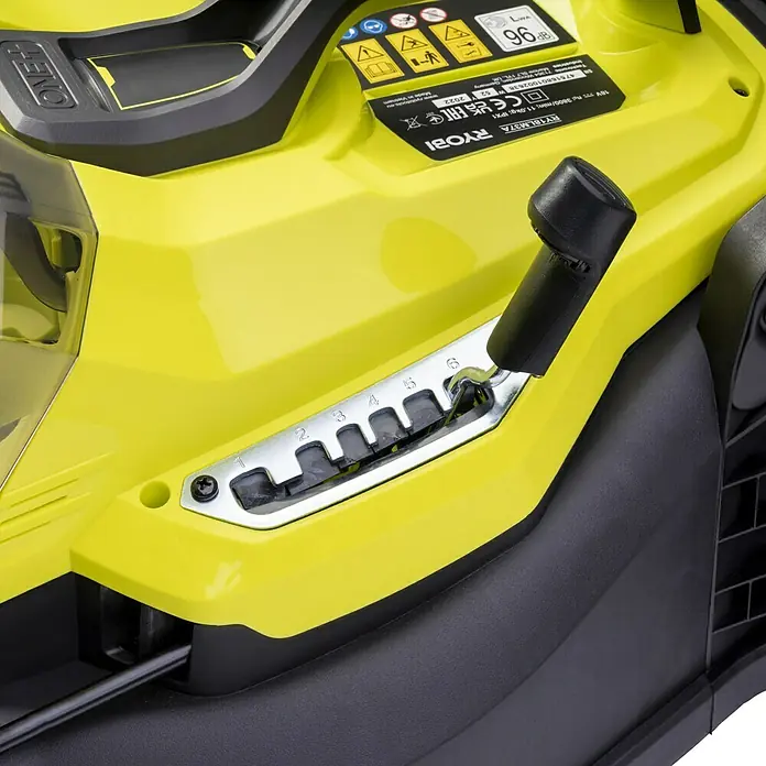 Ryobi ONE+ Akku-Rasenmäher RY18LM37A-240 - 18 V, 2 Akkus, 4 Ah, Schnittbreite: 37 cm - Nahaufnahme des gelben Ryobi Rasenmähers mit schwarzem Geschwindigkeitsregler, der auf Stufe 6 eingestellt ist.