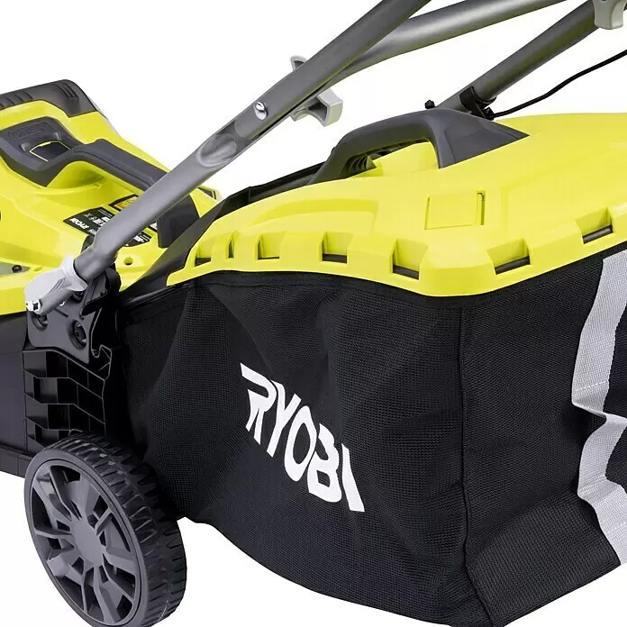 Ryobi ONE+ Akku-Rasenmäher RY18LM37A-240 - 18 V, 2 Akkus, 4 Ah, Schnittbreite: 37 cm - Nahaufnahme eines gelb-schwarzen Ryobi Rasenmähers mit Fangkorb und grauen Griffen, ein Rad ist sichtbar.