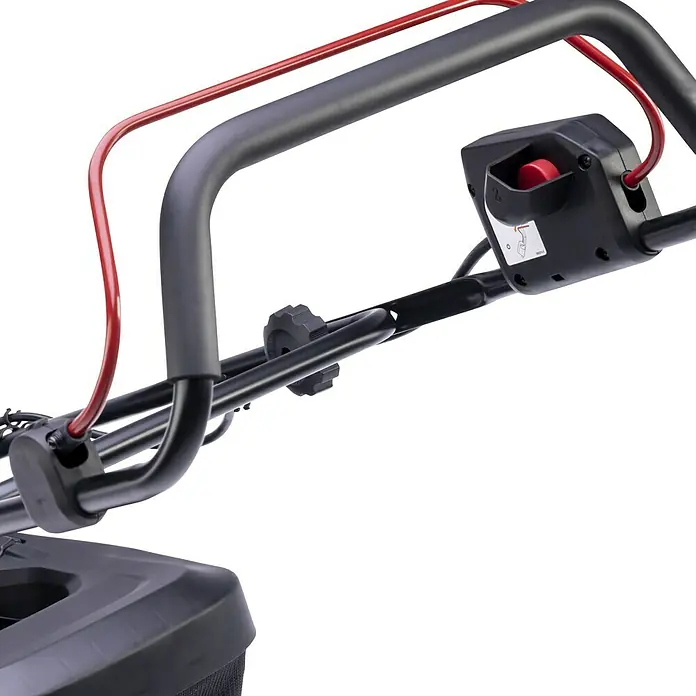 Makita LXT 18V Akku-Rasenmäher DLM382Z - 18 V, Ohne Akku, Schnittbreite: 38 cm - Detailaufnahme des Bedienelements eines Rasenmähers, das einen roten Knopf und einen schwarzen Griff zeigt.